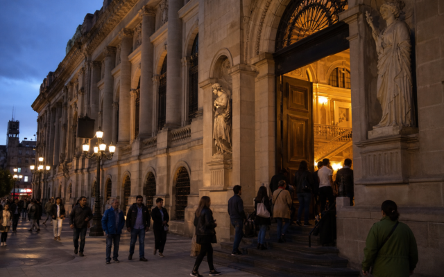 Visitantes entrando a un museo de la Ciudad de México durante una noche cultural