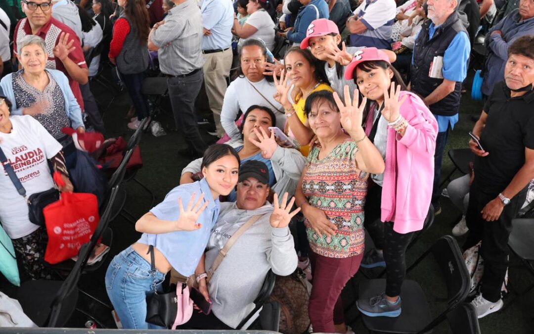 Mariela Gutiérrez saluda a mujeres durante una gira presidencial en el Estado de México
