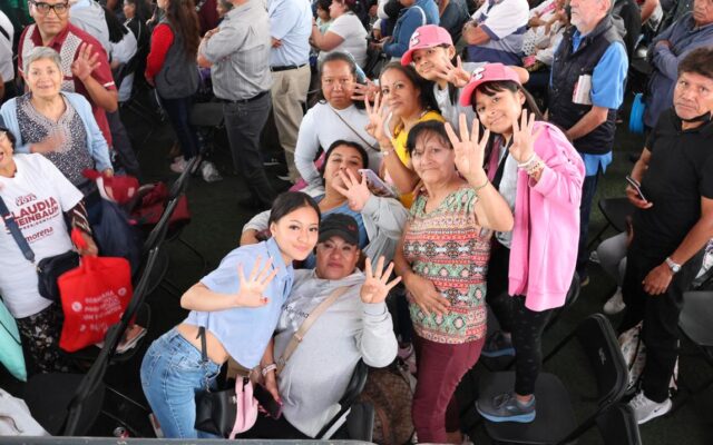 Mariela Gutiérrez saluda a mujeres durante una gira presidencial en el Estado de México