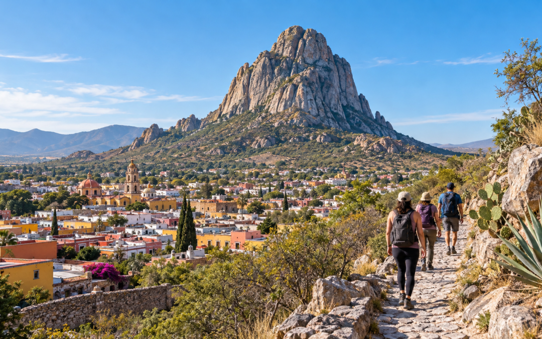 Formación rocosa y entorno de Peña de Bernal como destino de turismo regional