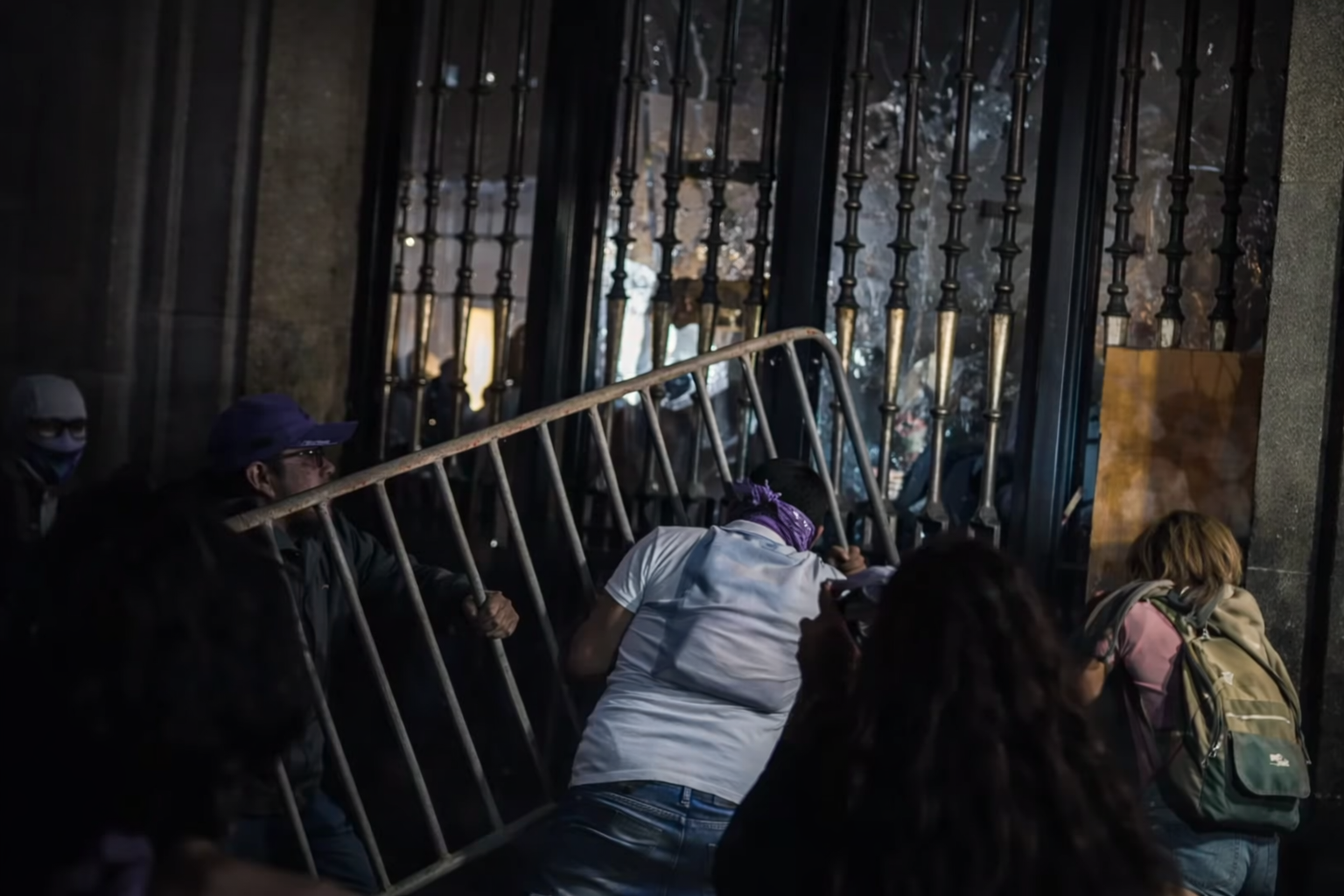 Zócalo de CDMX: detienen a nueve hombres tras destrozos posteriores a la marcha del 8M