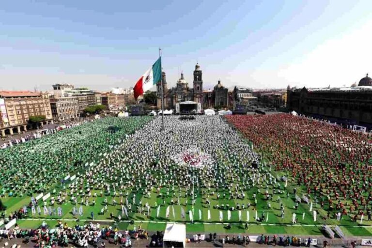 CDMX-rompe-Record-Guinness-con-clase-masiva-de-futbol-en-el-Zocalo