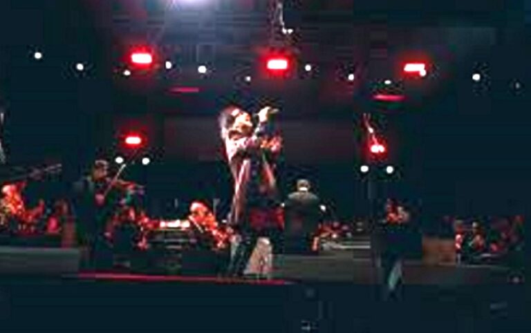 El tri sinfónico Alex Lora