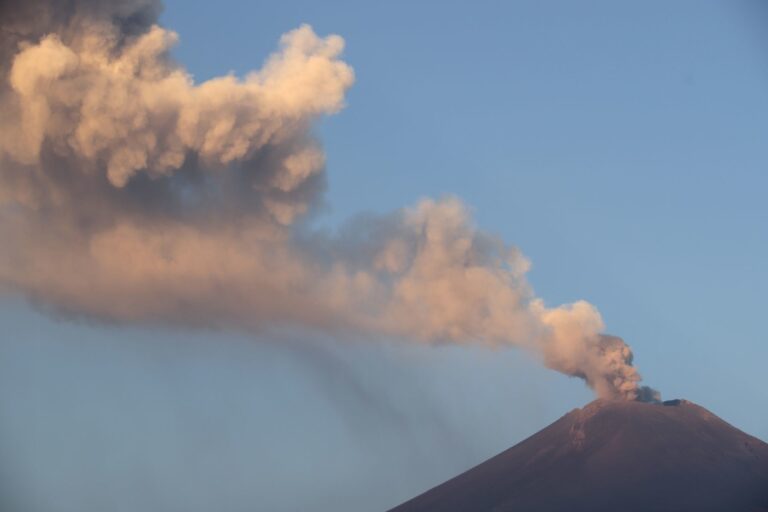 El volcán Popocatépetl continúa con constantes emisiones de ceniza, por lo que se suspenderán clases presenciales en once municipios aledaños al coloso. El semáforo de alerta continúa en amarillo fase 2.