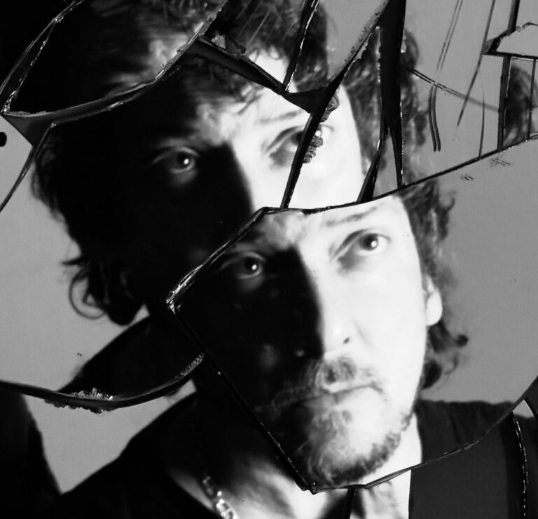 León Larregui lanza álbum íntimo “Manifiesto de un Tremendo Delirio”