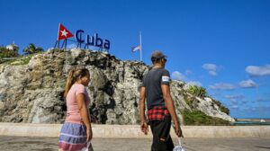 Caída del 30 por ciento en turismo cubano agrava crisis económica