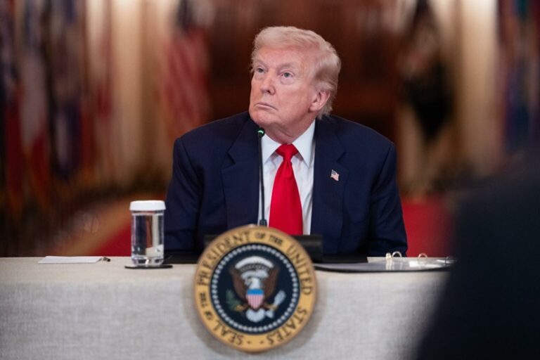 Trump califica de "pequeño fallo" el alza de la gasolina tras conflicto con Irán