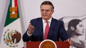 Ebrard asegura que México reduce impacto de alza petrolera internacional