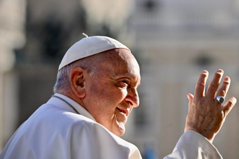 Primer aniversario luctuoso del papa Francisco- fieles extrañan su humor y sonrisa