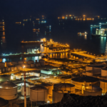 Puerto industrial nocturno iluminado