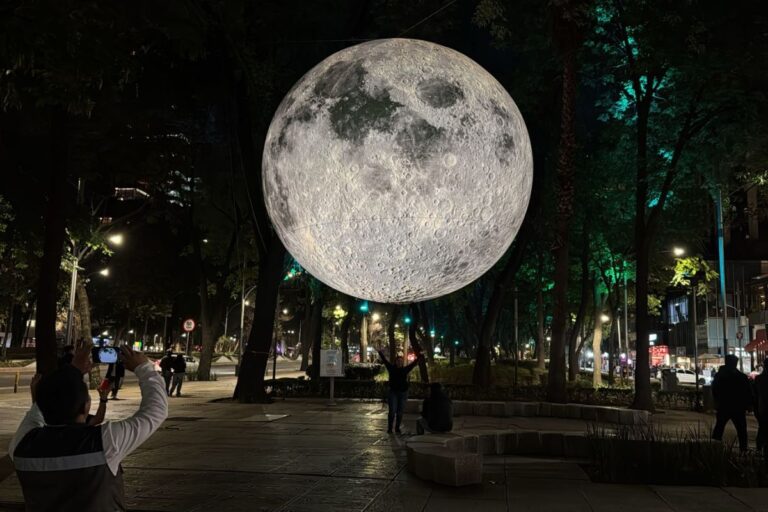 luna-gigante-paseo-de-la-reforma-filux