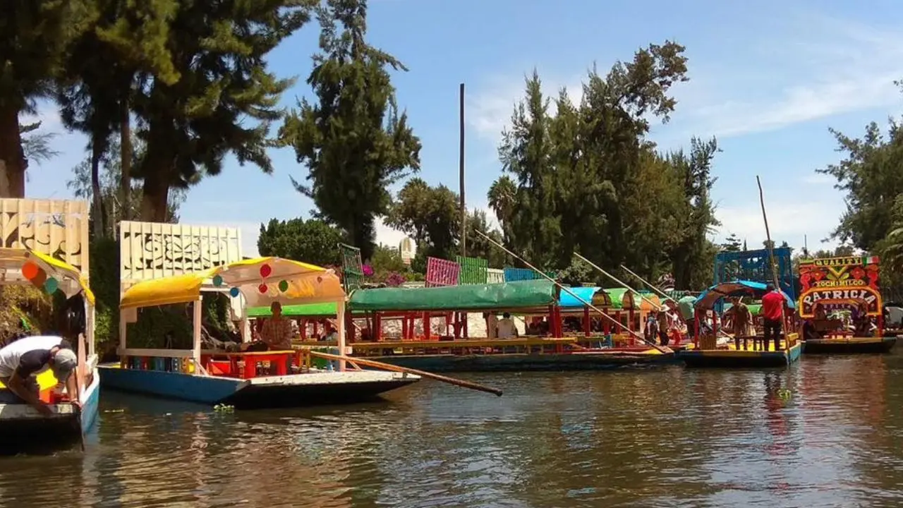 trajineras-de-xochimilco-80a87751-focus-0-0-1479-828