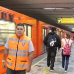 vigilantedelmetroencuentrabilletede500pesos-2334470