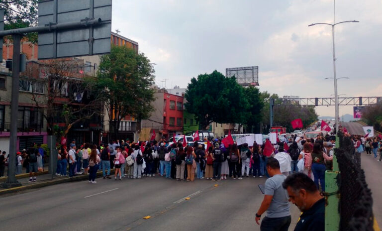 Estudiantes-del-IPN-cierran