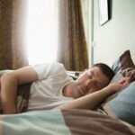 un-hombre-duerme-en-su-cama-por-la-K4EWZBV62ZBETF4RPILLREKS6Y
