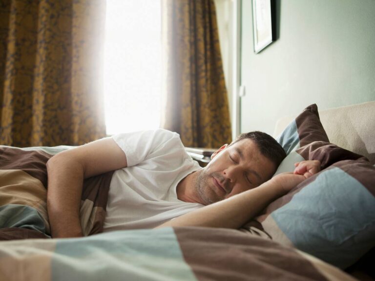 un-hombre-duerme-en-su-cama-por-la-K4EWZBV62ZBETF4RPILLREKS6Y