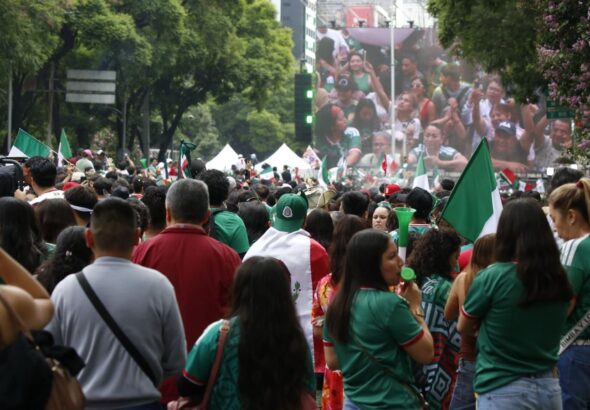 Afición mexicana llena el Zócalo y el Ángel antes del México vs Ecuador