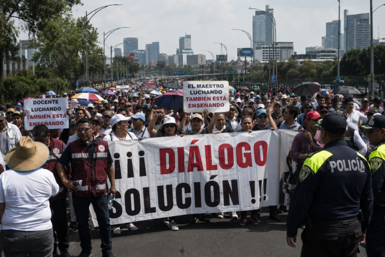 CNTE proyecta bloqueos masivos en AICM y Estadio Azteca por Mundial