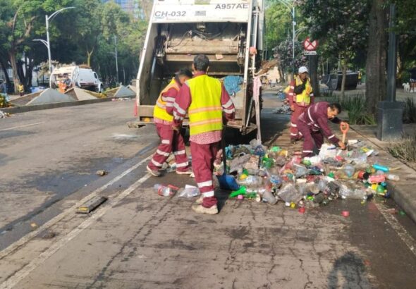 Festejos del Tri dejan 40 toneladas de basura en Reforma y Zócalo