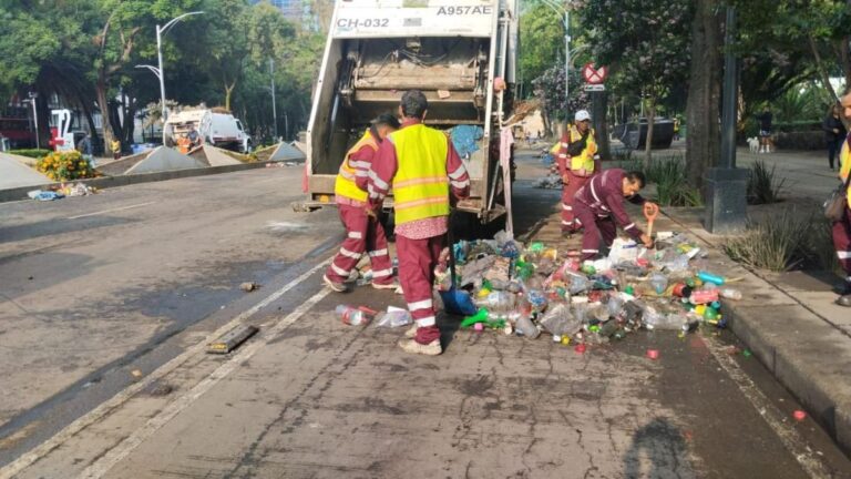 Festejos del Tri dejan 40 toneladas de basura en Reforma y Zócalo