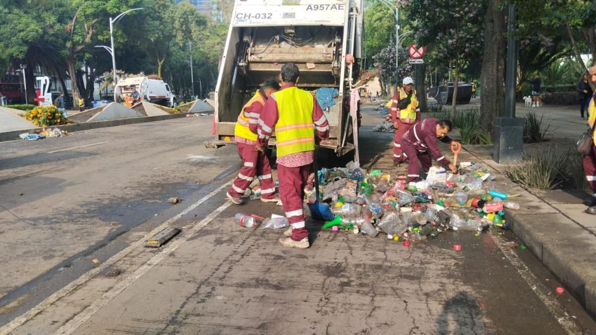 Festejos del Tri dejan 40 toneladas de basura en Reforma y Zócalo