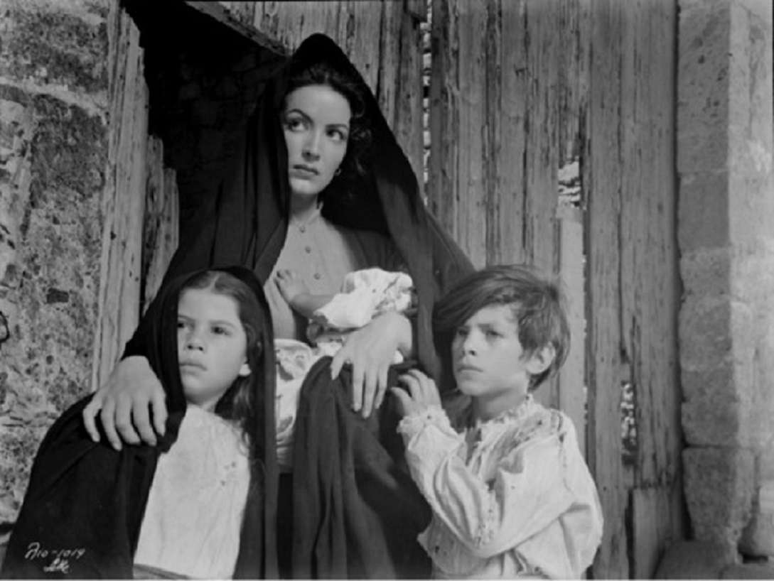 María Félix y niños