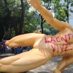 Tiran y desnudan figuras de futbolistas en protesta de la CNTE en Reforma; mantienen boicot al Mundial 2026