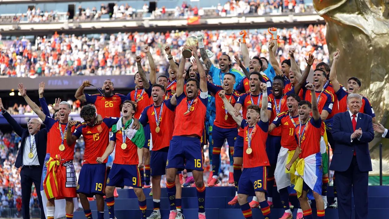 Donald Trump invade la celebración de España y se cuela en la foto del  campeonato – Noticias de México