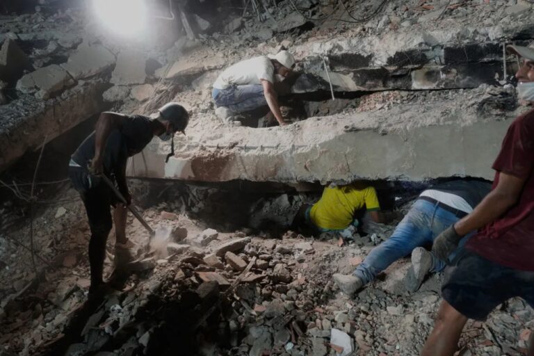 Sube a 4 mil 561 el número de fallecidos en Venezuela; miles continúan en campamentos temporales