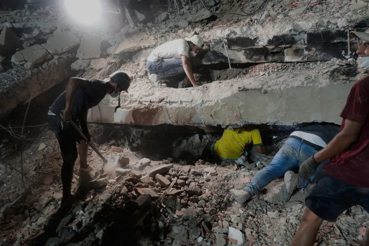 Sube a 4 mil 561 el número de fallecidos en Venezuela; miles continúan en campamentos temporales