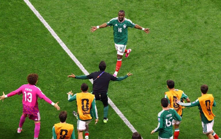julian-quinones-festeja-gol-ecuador_58_0_1074_678
