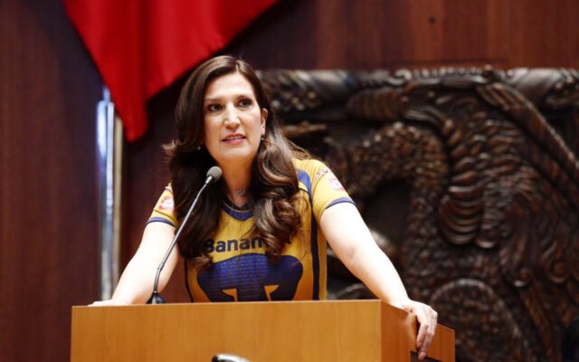 Kenia López Rabadán en la tribuna de la Cámara de Diputados