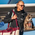 ¿Qué hace con un mapache? Haaland regresa a Noruega con un inesperado acompañante1