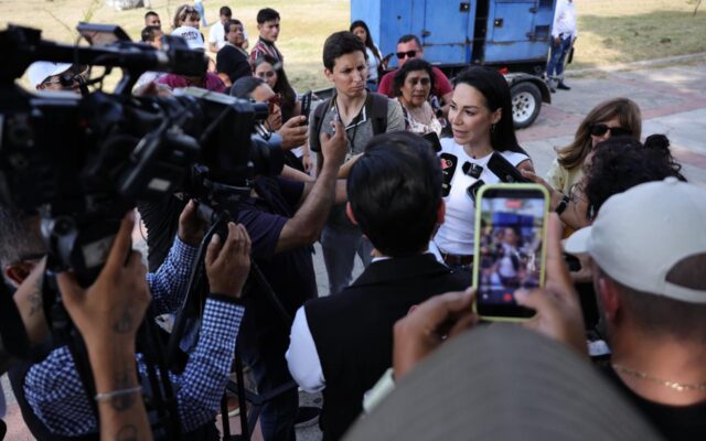 Diputada federal Mery Pozos atiende a medios de comunicación durante una asamblea morenista