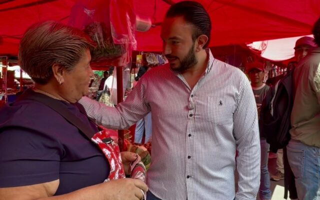 Faruk Miguel dialoga con una comerciante durante su recorrido por el Tianguis del Imán