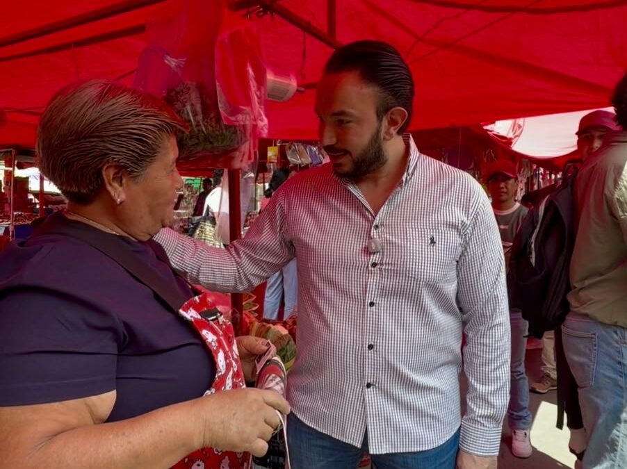 Faruk Miguel dialoga con una comerciante durante su recorrido por el Tianguis del Imán