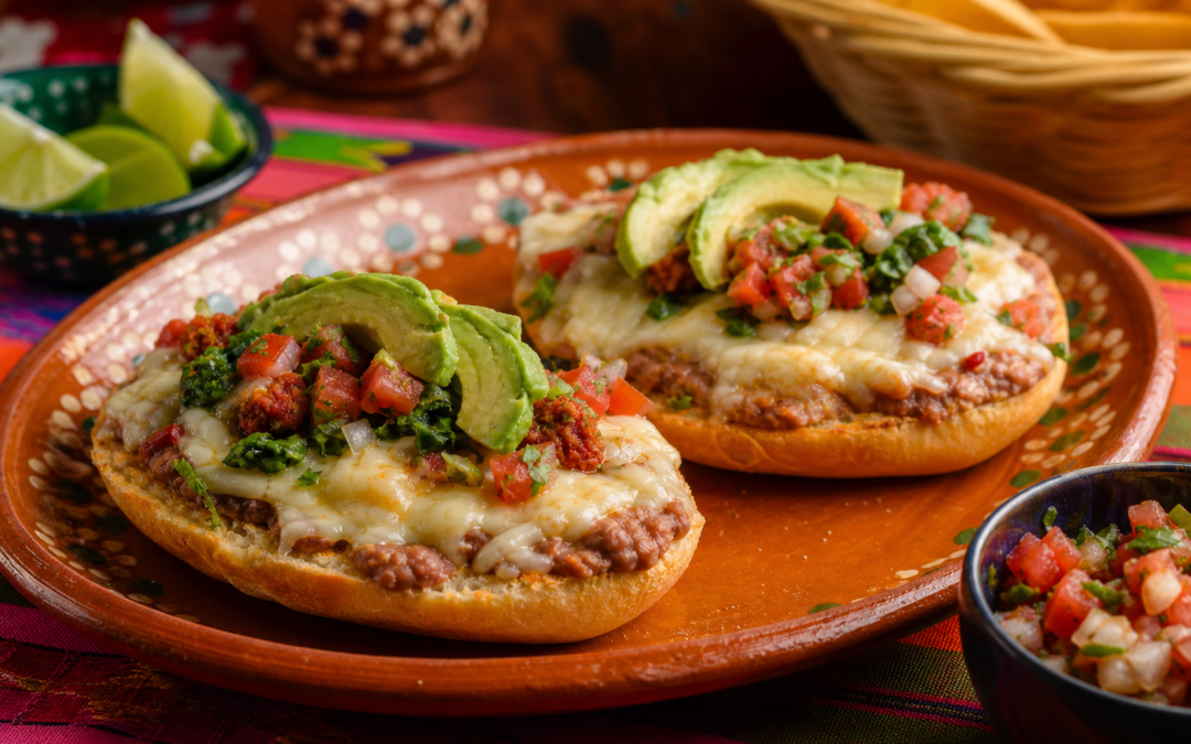 Molletes mexicanos con frijoles, queso gratinado y toppings creativos