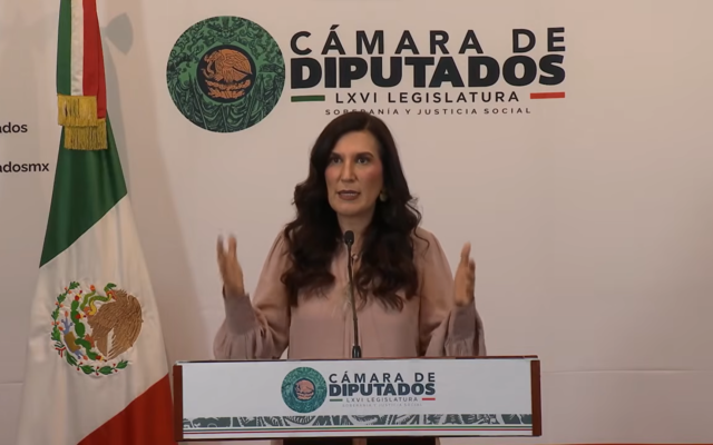 Kenia López Rabadán durante una conferencia en la Cámara de Diputados