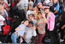Mariela Gutiérrez saluda a mujeres durante una gira presidencial en el Estado de México