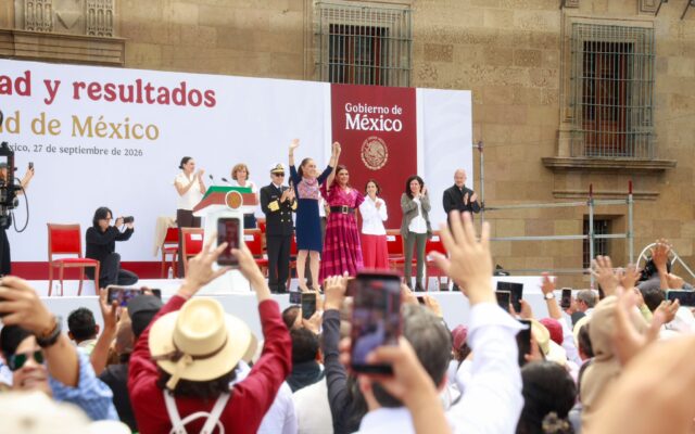 Claudia Sheinbaum saluda desde el templete, acompañada de autoridades, ante asistentes al Zócalo.