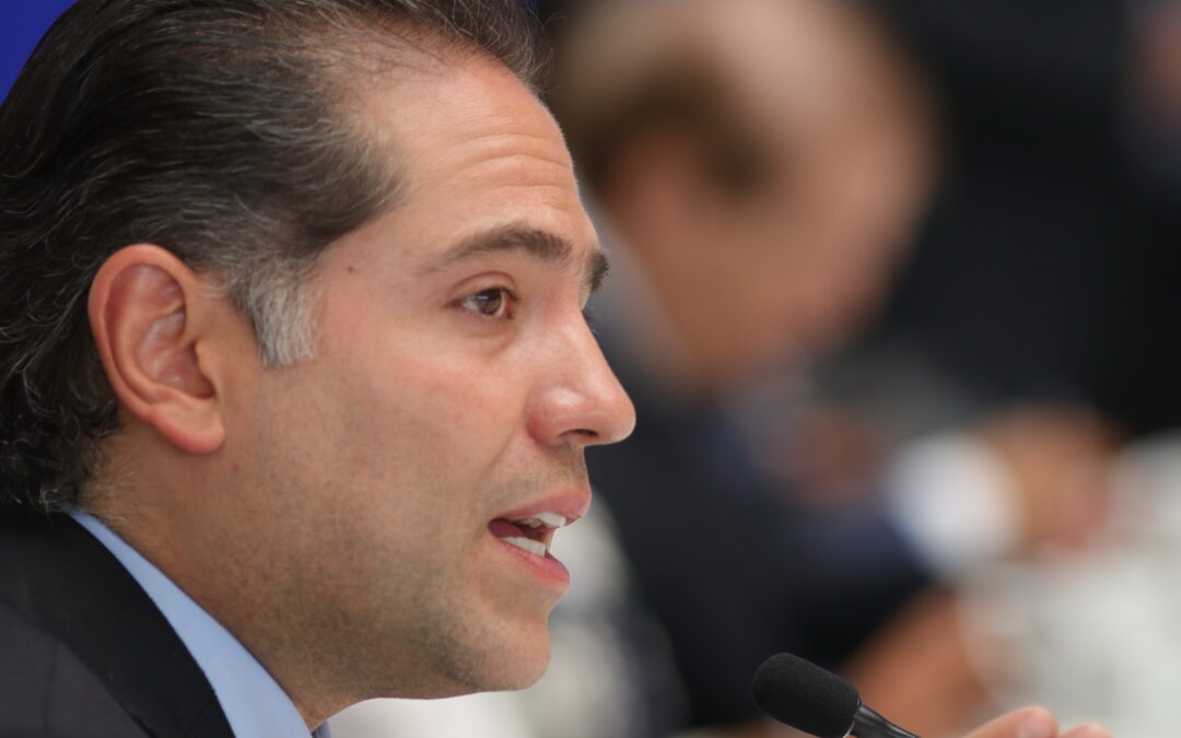 Raúl Bolaños-Cacho Cué durante un mensaje ante representantes de medios.