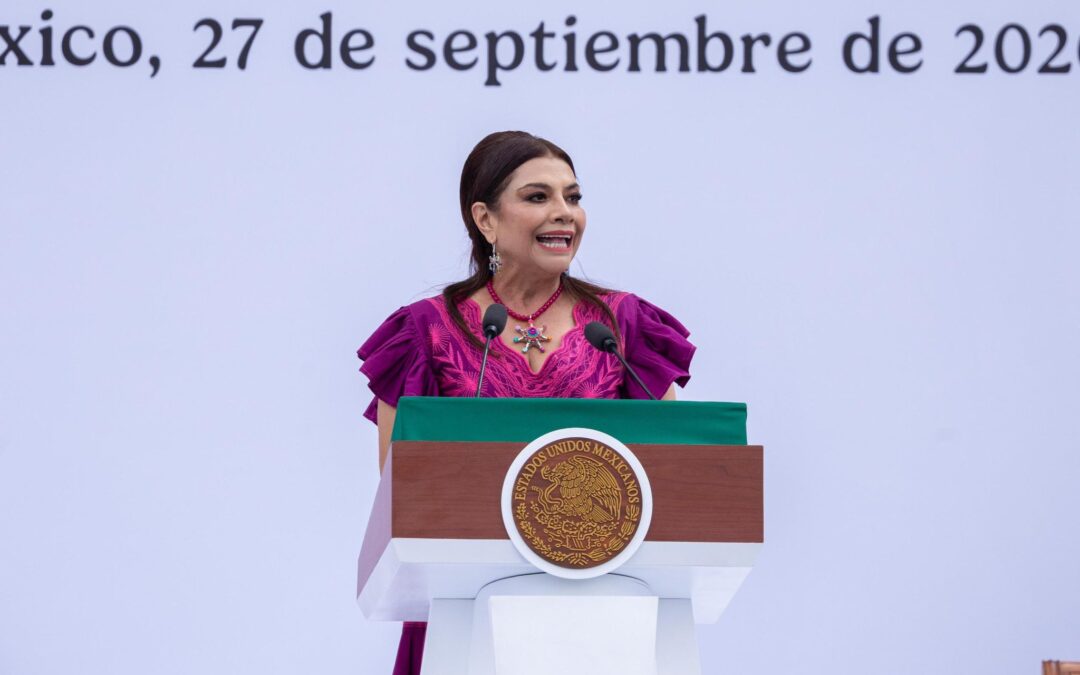 Clara Brugada habla desde el atril presidencial durante la bienvenida a Claudia Sheinbaum en el Zócalo.
