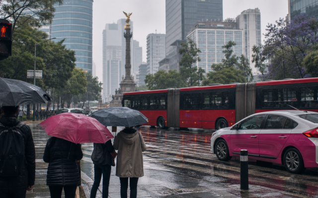 Lluvia y movilidad en una avenida de la Ciudad de Mexico