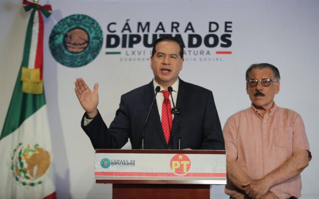 Ricardo Mejía Berdeja durante una conferencia de prensa en la Cámara de Diputados