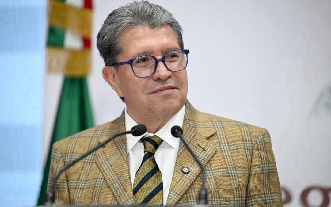 Ricardo Monreal frente a dos micrófonos durante un acto público.