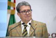 Ricardo Monreal frente a dos micrófonos durante un acto público.