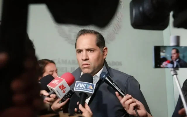 Raúl Bolaños-Cacho Cué atiende a medios de comunicación en la Cámara de Diputados