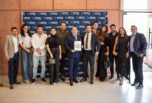 Integrantes y asistentes de Reconoce Jalisco 2026 posan frente al panel de Sinergia Empresarial en Tequila Lab, Zapopan; al centro, un participante sostiene un reconocimiento.