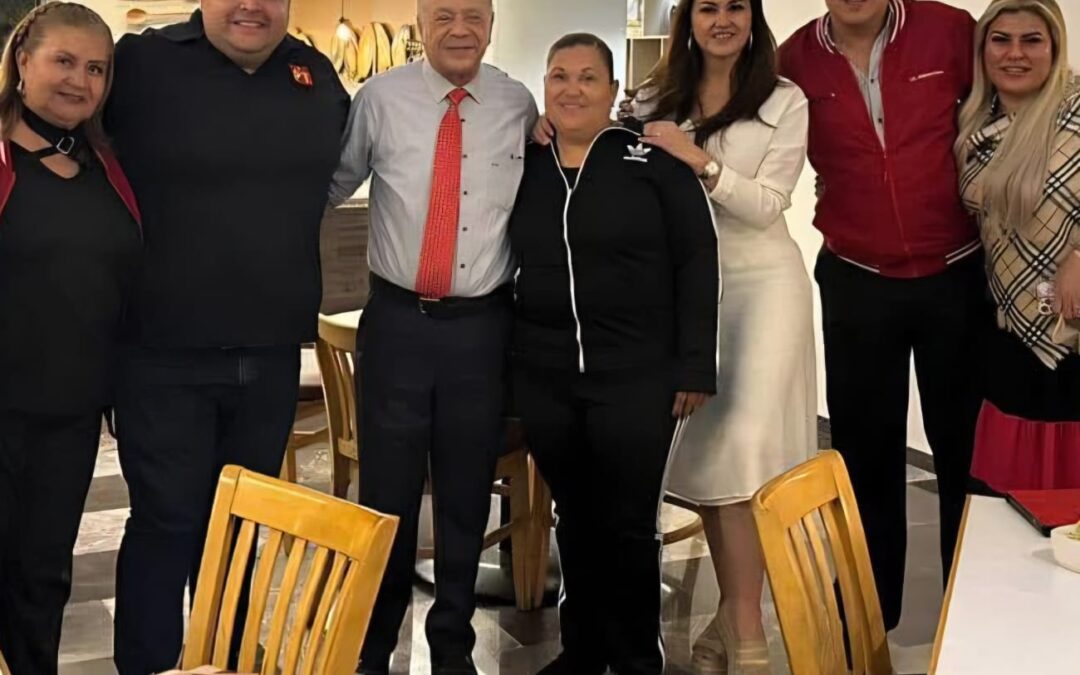 Jorge Iván ‘Yuro’ Luna Sugich y asistentes posan durante un encuentro político en Hermosillo