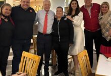 Jorge Iván ‘Yuro’ Luna Sugich y asistentes posan durante un encuentro político en Hermosillo